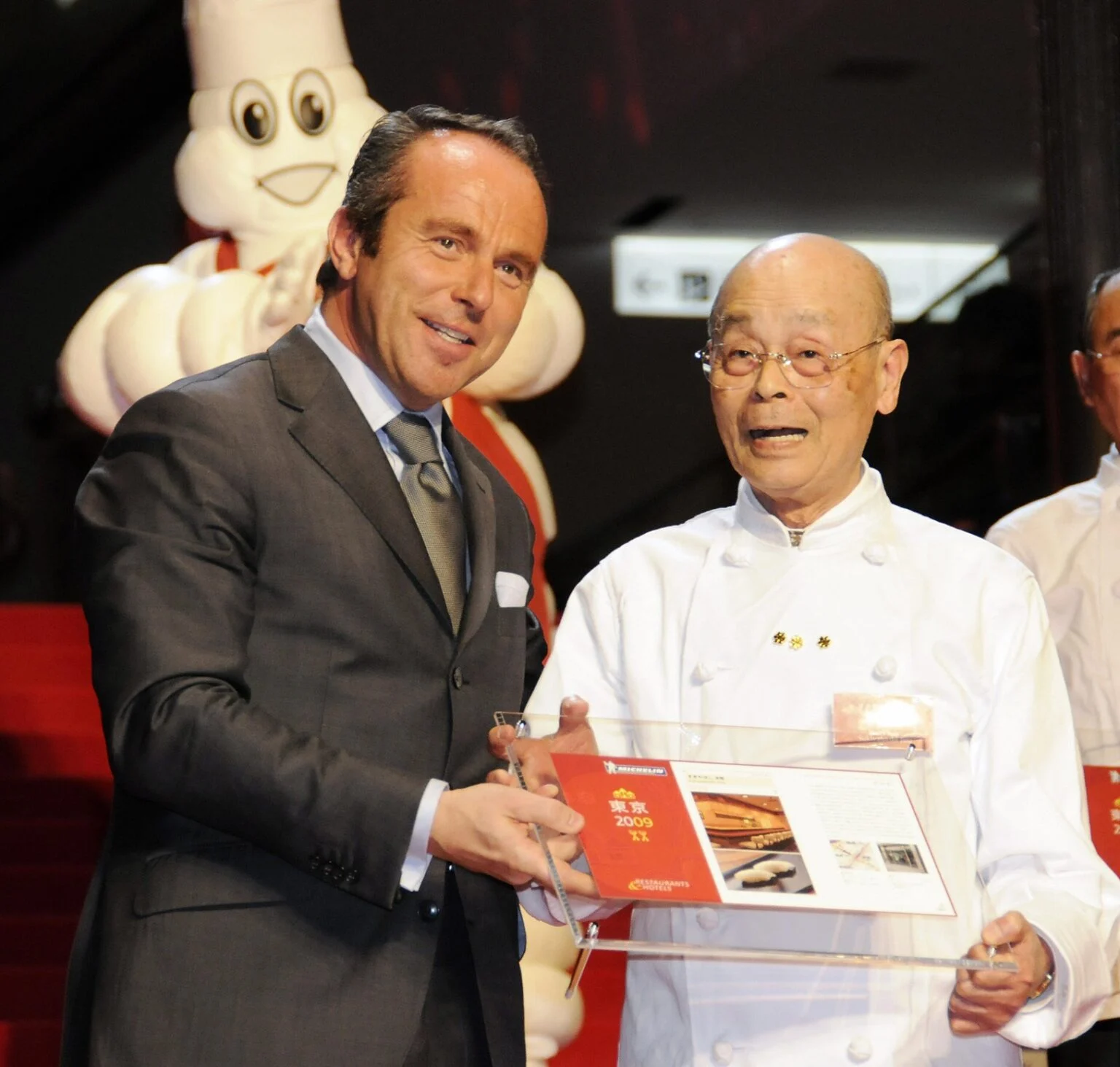 Michelin director Jean-Luc Naret (L) of France introduces three star sushi chef Jiro Ono (R) of Sukiyabashi Jiro during a presentation of the 2009 Michelin Guide Tokyo on November 18, 2008. (Photo by Yoshikazu TSUNO /Getty Images)